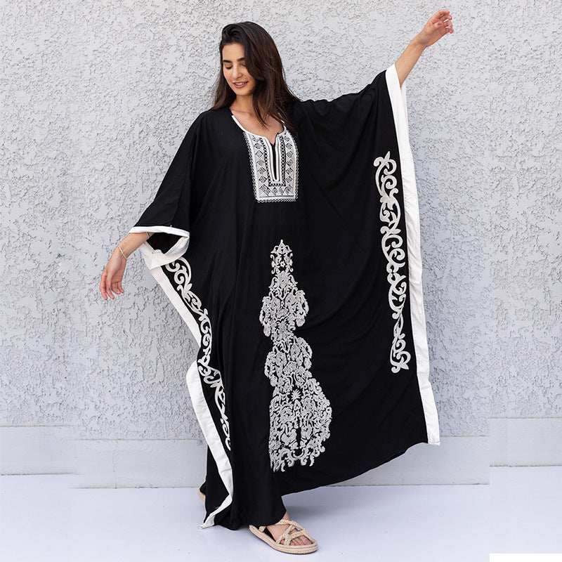 Dame Kaftan med kunstnerisk broderidesign og vidt svajende ærmer Stilla