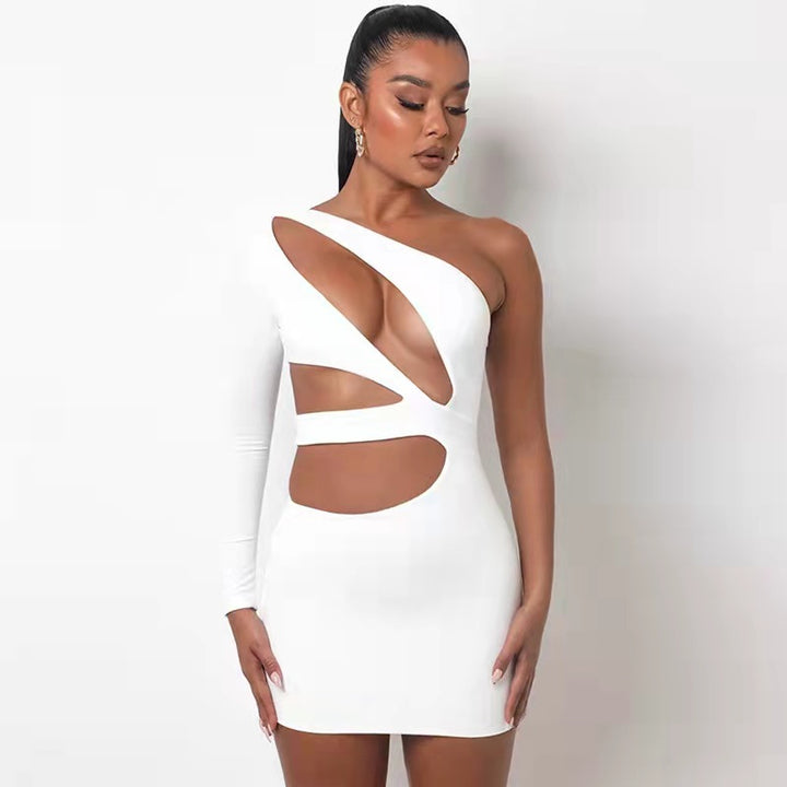 Dame tætsiddende Cut-Out kjole med asymmetrisk design Stilla
