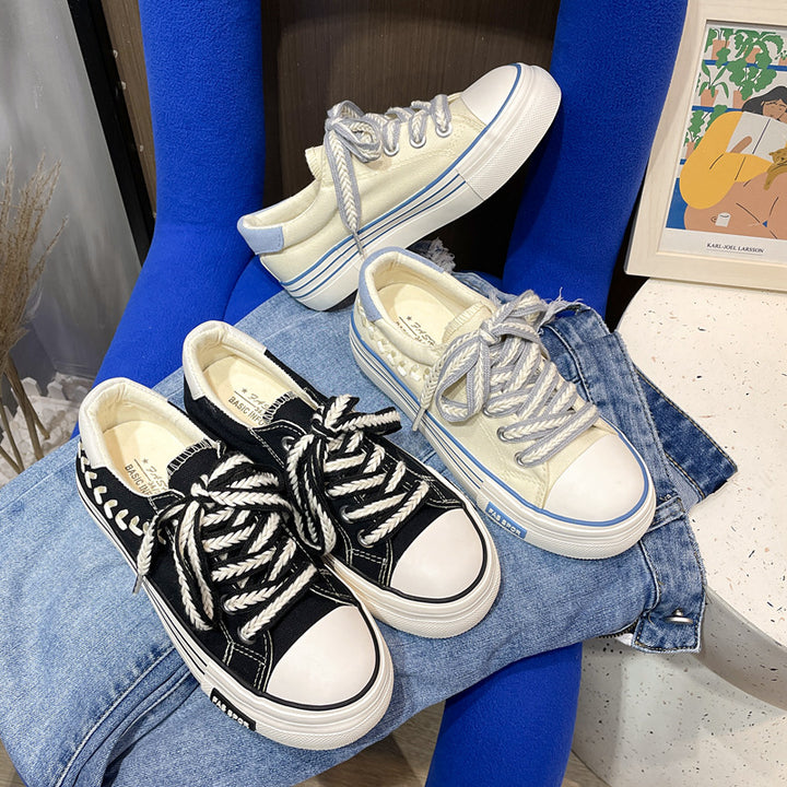 Dame Sneakers i urban stil med unikt snøredesign og komfortable såler Stilla