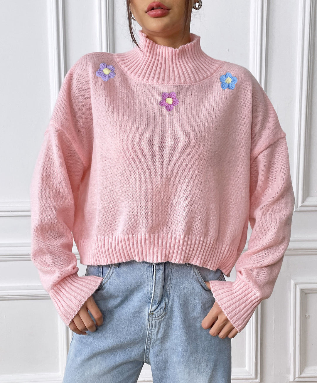 Dame elegant strikpullover med blomstret design og høj krave Stilla