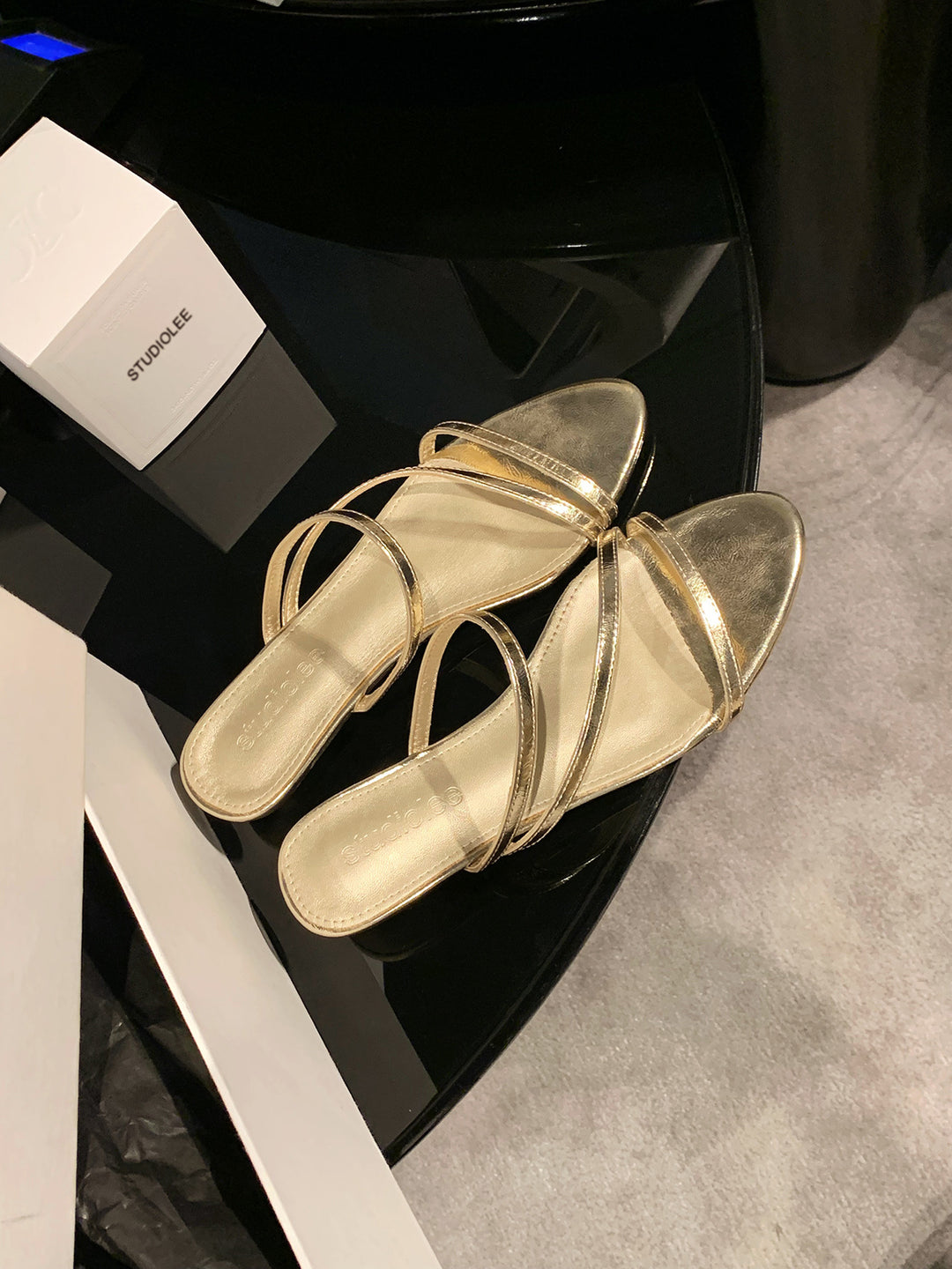 Dame Riemchen Open-Toe Slide Sandaler med Metallic-detaljer Stilla