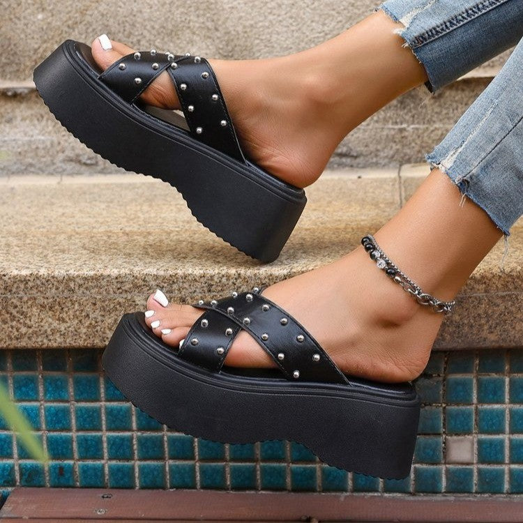 Dame platform-sandaler med nitter-design Stilla