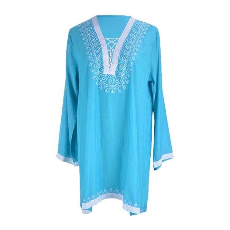 Dame Strandkjole med kunstnerisk broderi foran Stilla