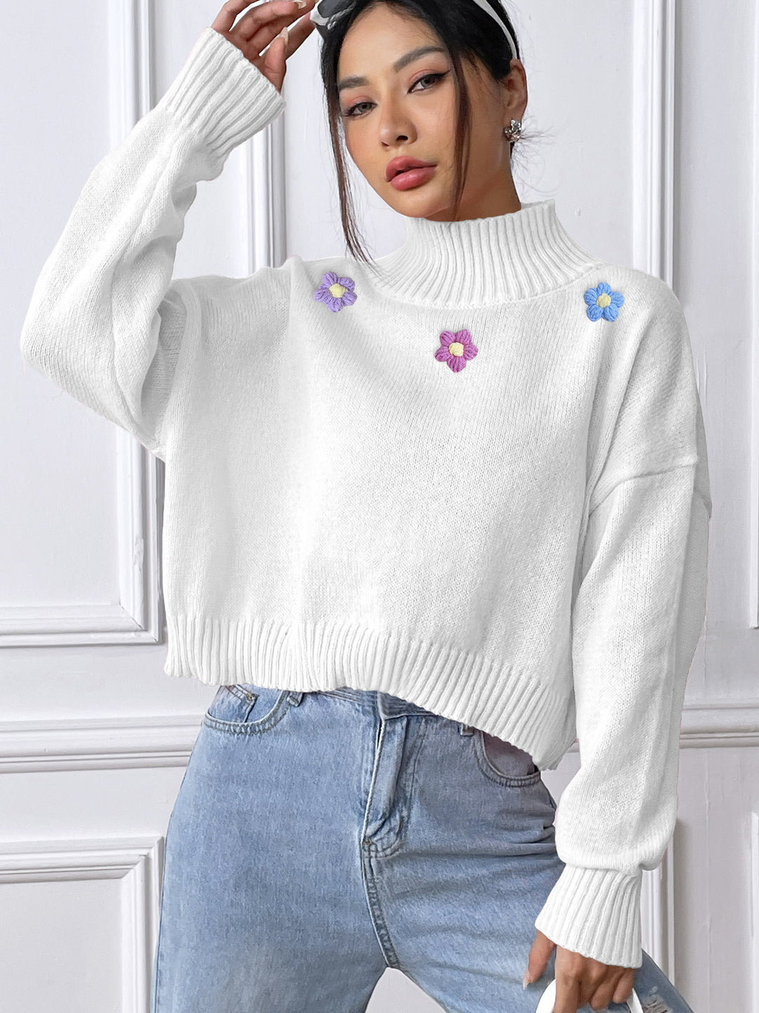 Dame elegant strikpullover med blomstret design og høj krave Stilla