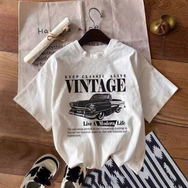 Damer T-shirt i vintage-stil med nostalgisk automobil og inspirerende slogan Stilla