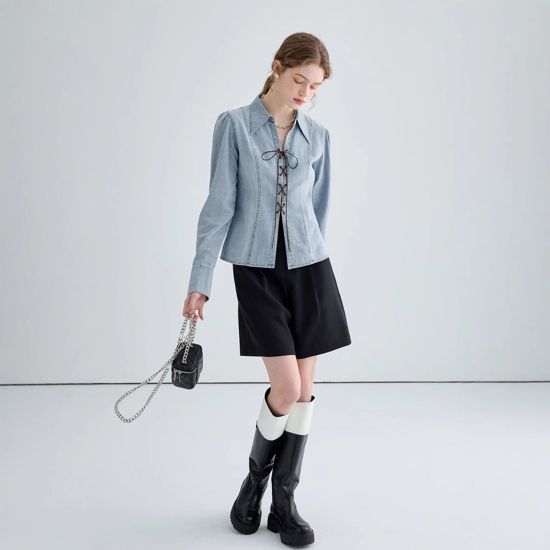 Dame denim bluse med legende bindedetaljer og elegant snit