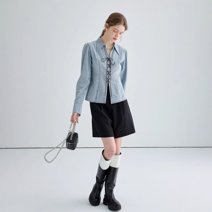 Dame denim bluse med legende bindedetaljer og elegant snit