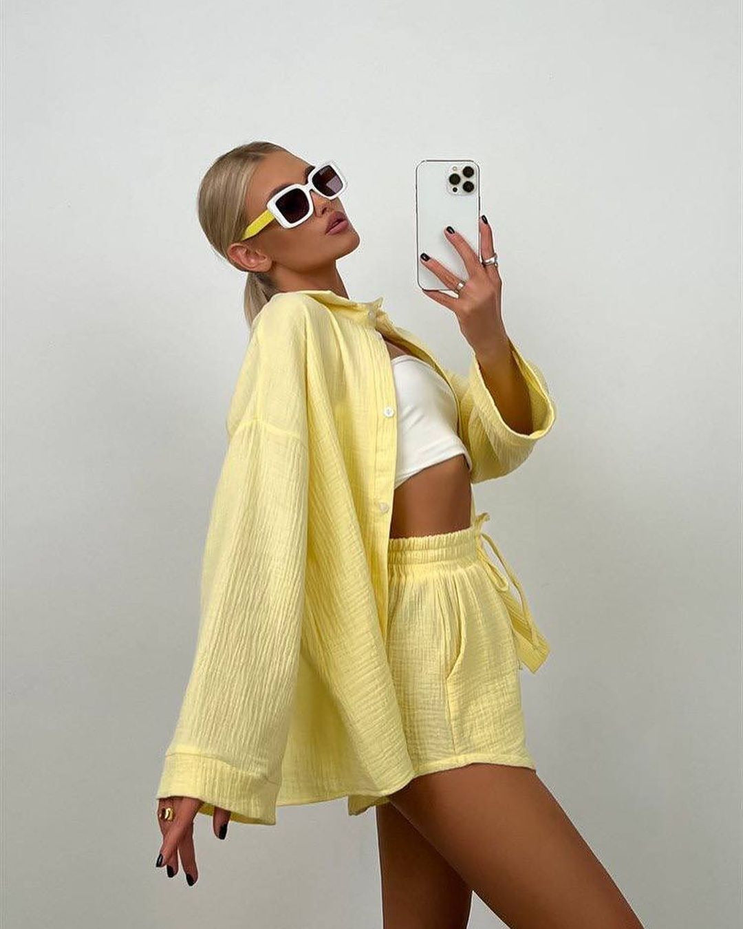 Dame afslappet sommer outfit med åben top bluse og shorts Stilla