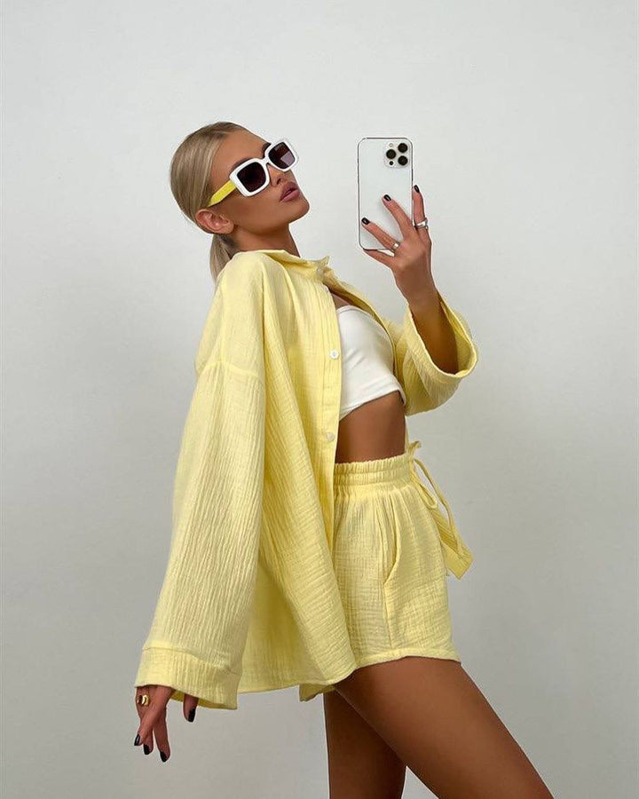 Dame afslappet sommer outfit med åben top bluse og shorts Stilla