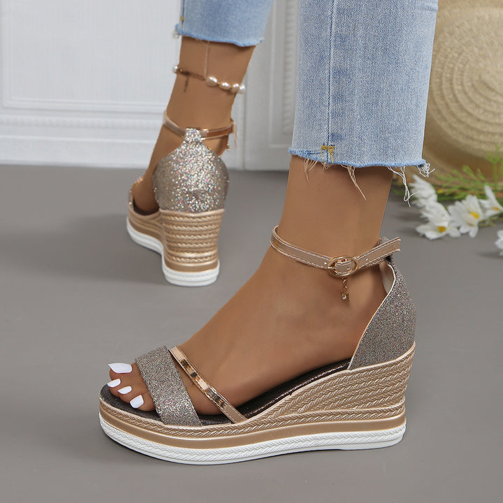 Dame Wedge-sandaler med glitrende overflade og elegant remdesign Stilla