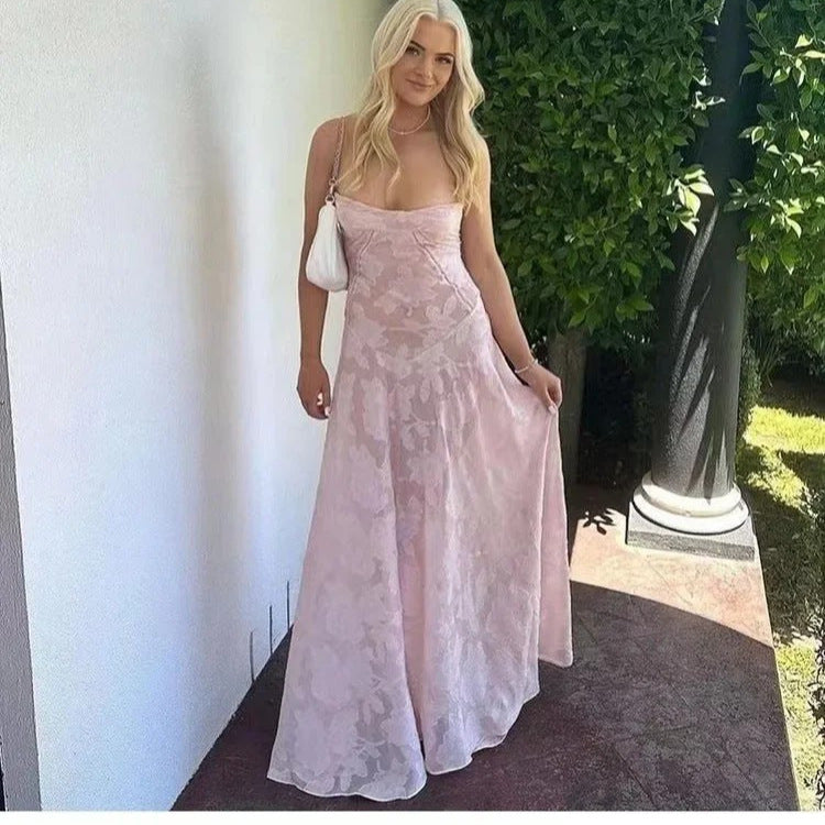 Dame Lang aftenkjole med blomsterdesign og skimrende stof Stilla