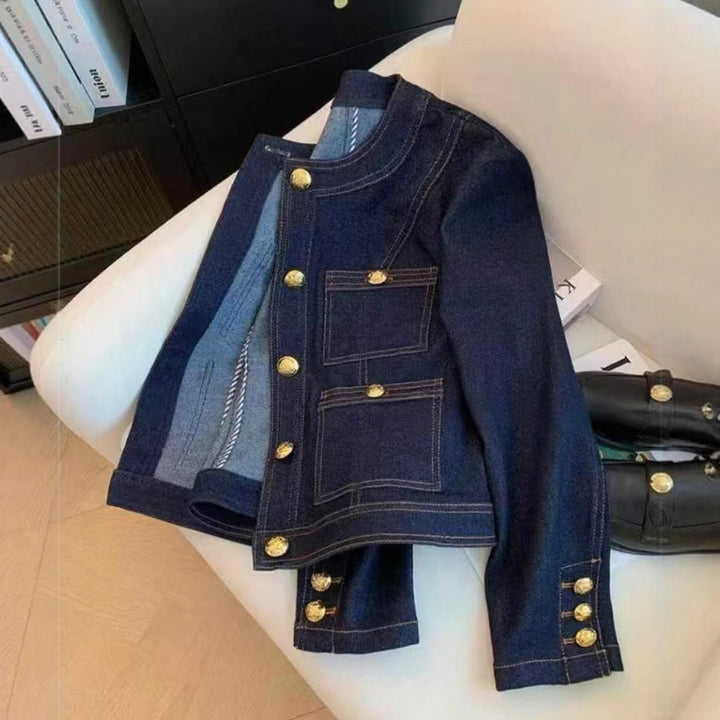 Kvinders fashionable denimjakke med gyldne knapdetaljer Stilla