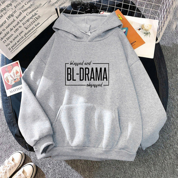 Kvinders hoodie med moderne statement print Skovae