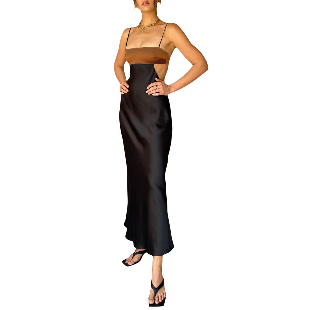 Dame elegant lang kjole med innovativt cut-out design og fine spaghetti stropper Skovae