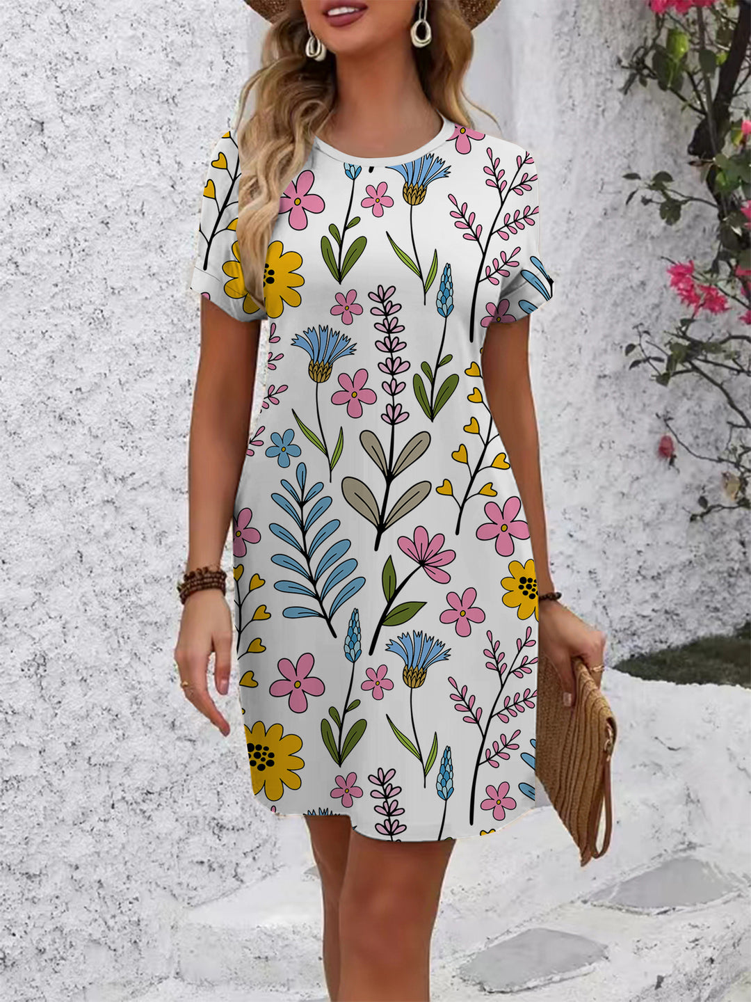 Dame afslappet T-shirt kjole med farverigt blomsterprint og behagelig pasform Skovae