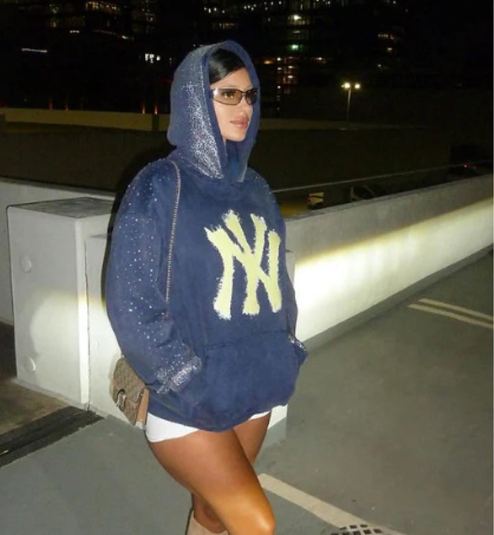 Kvinders hoodie med glitrende detaljer og markant logo Stilla
