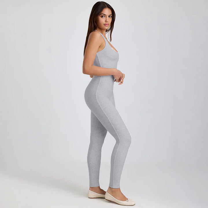 Dame figursyet jumpsuit med smalle stropper og glat finish Skovae
