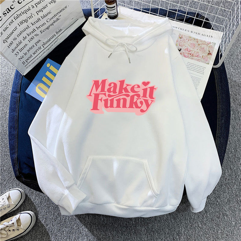 Damehoodie med iøjnefaldende bogstaver Skovae