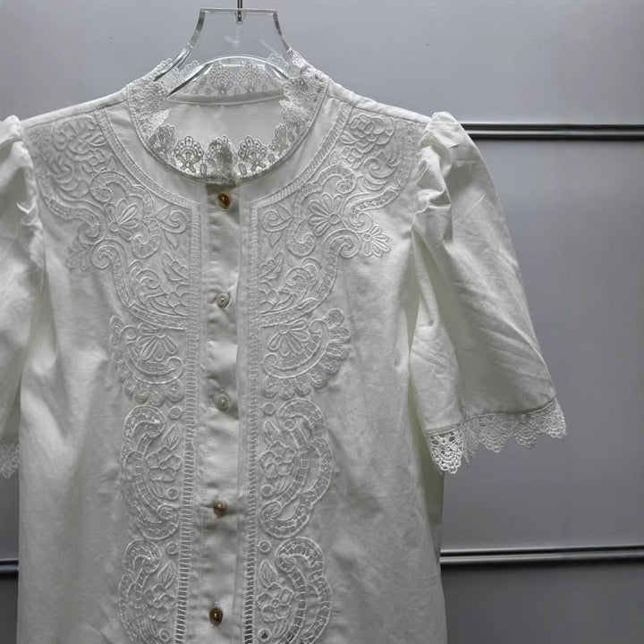 Damebluse med kunstneriske hulbroderier og elegante flæser Stilla
