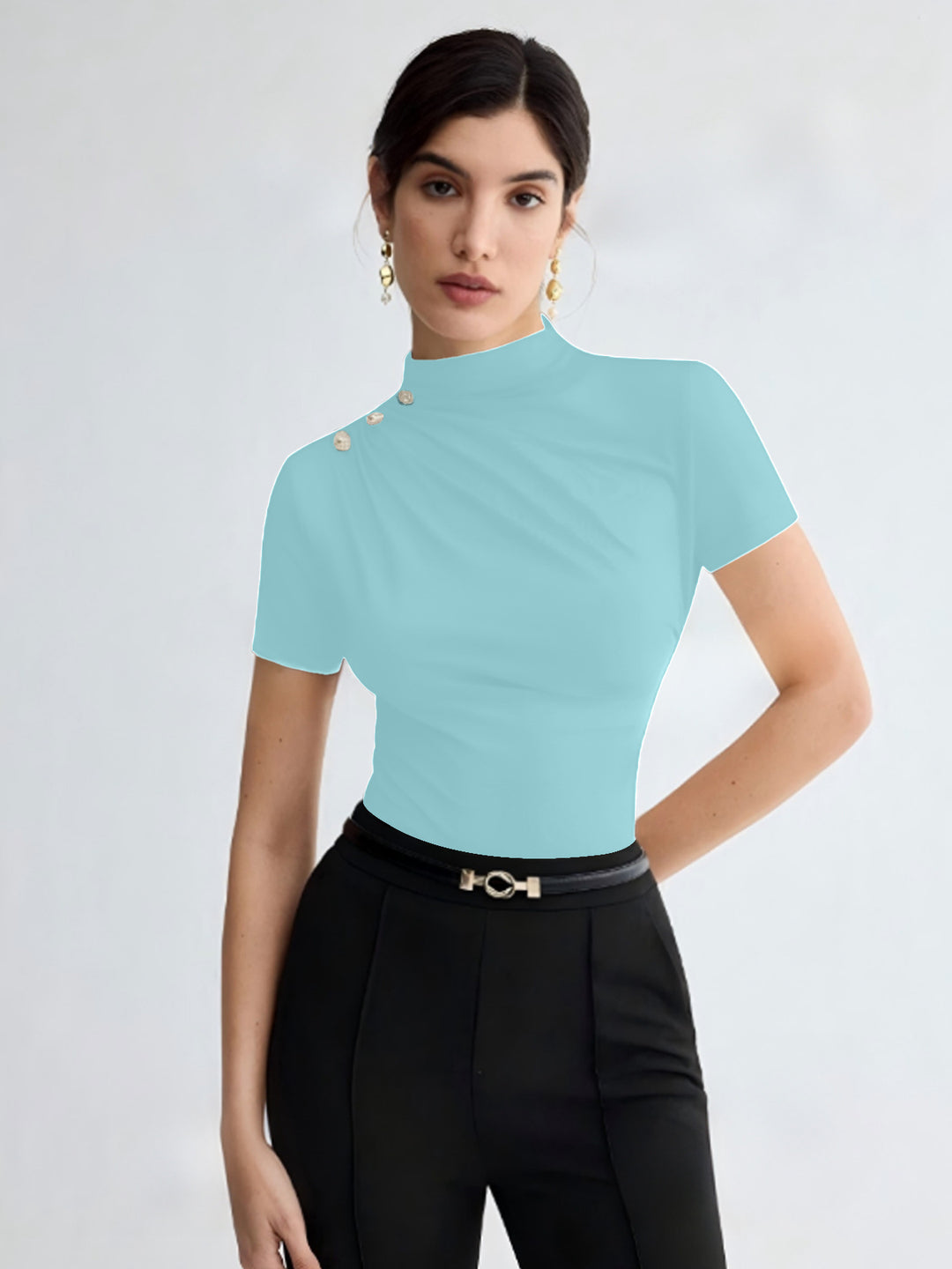 Dame elegant top med dekorative knapdetaljer og moderne ståkrave Skovae