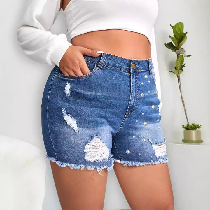 Dame fashionable destroyed denim shorts med perleapplikationer og frynset kant Stilla