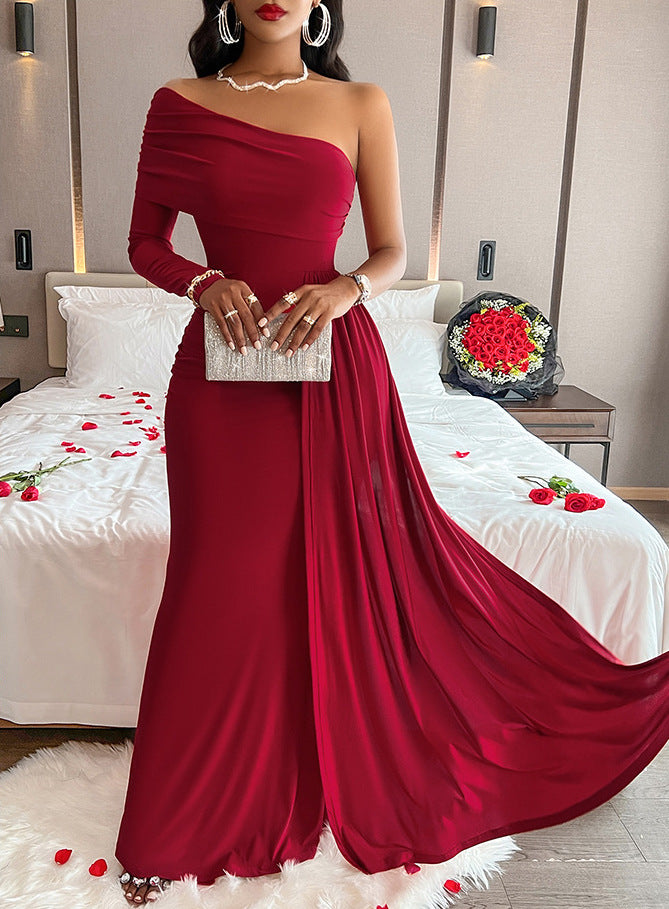 Dame elegant omslagskjole med asymmetrisk one-shoulder-design og flydende skørt Stilla