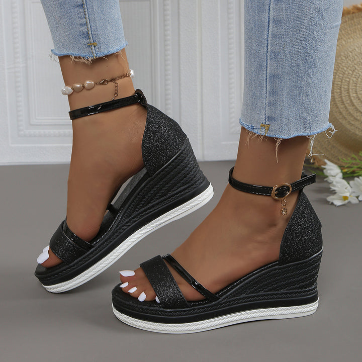 Dame Wedge-sandaler med glitrende overflade og elegant remdesign Stilla