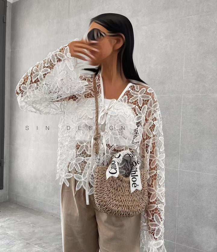 Dame spidsbluse med florale detaljer Stilla