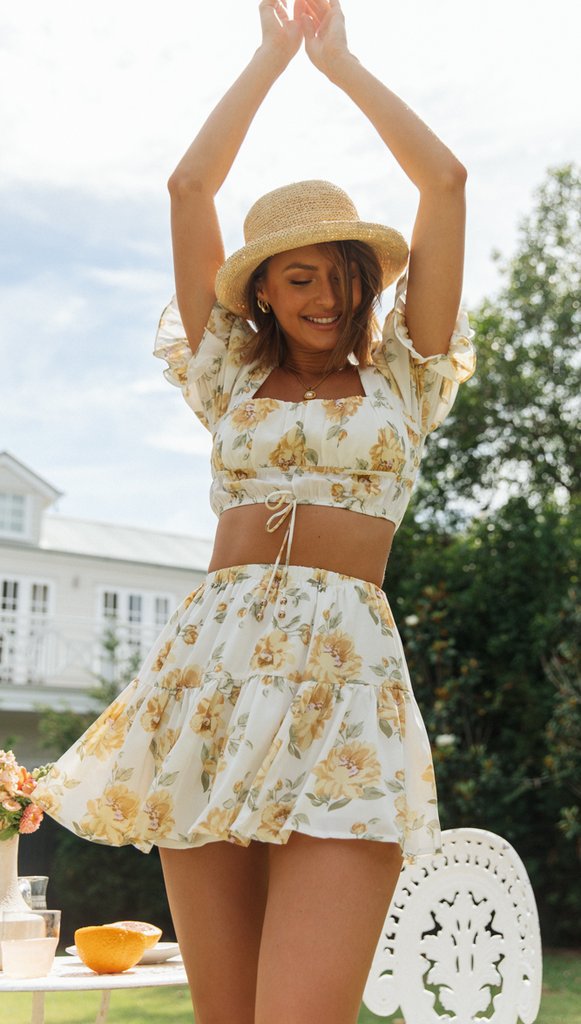 Dame sæt bestående af crop-top og voluminøs nederdel i floralt design Stilla