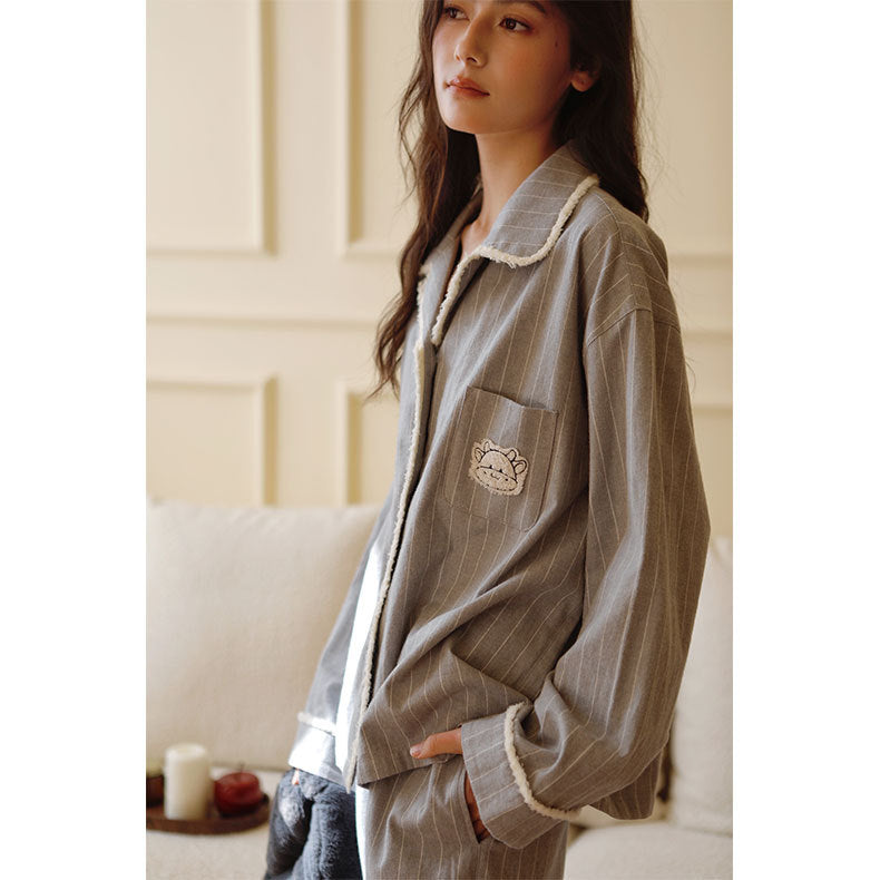 Dame Komfortabel Pyjamasæt med stilfuldt stribemønster og fine detaljer Stilla