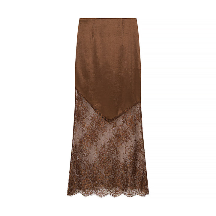 Dame Elegant Blonde Skirt med Luksuriøs Satin Top og Blomster Accenter Stilla