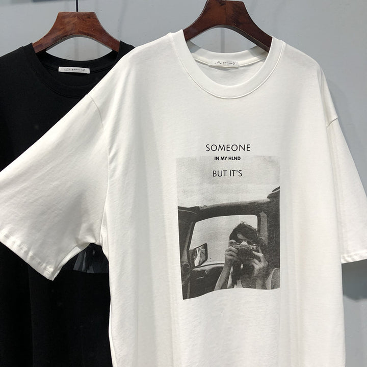 Dame T-shirt med nostalgisk fototryk og kreativ tekst Stilla