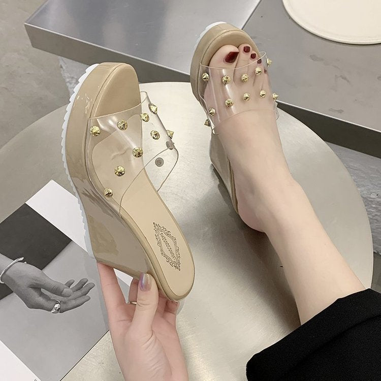 Dame Wedge-sandaler med gennemsigtigt overmateriale og dekorative smykkesten Stilla