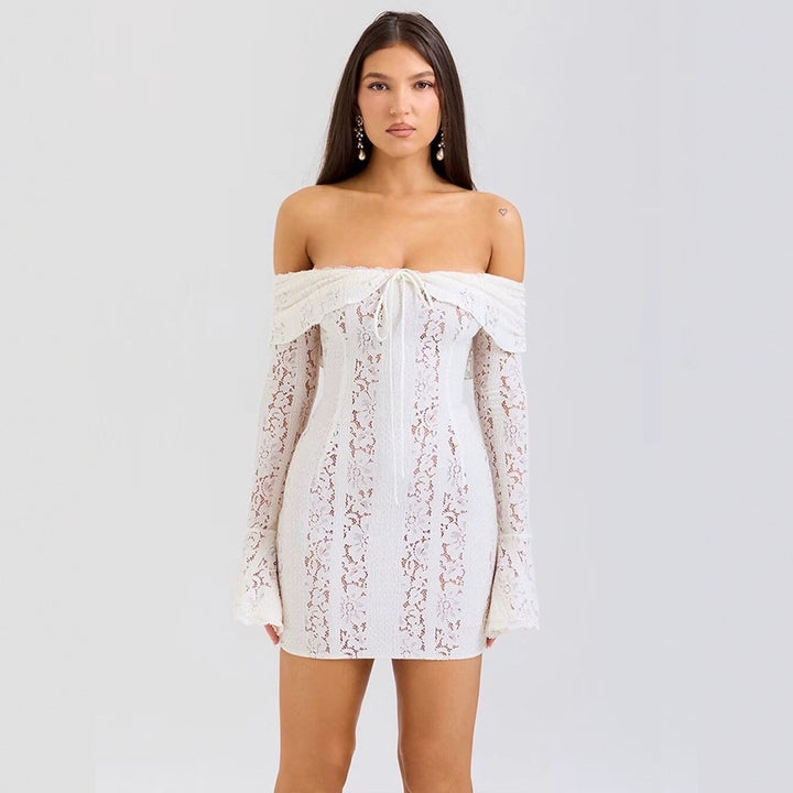 Dame spidsbluse med off shoulder design og elegante klokkeærmer Stilla
