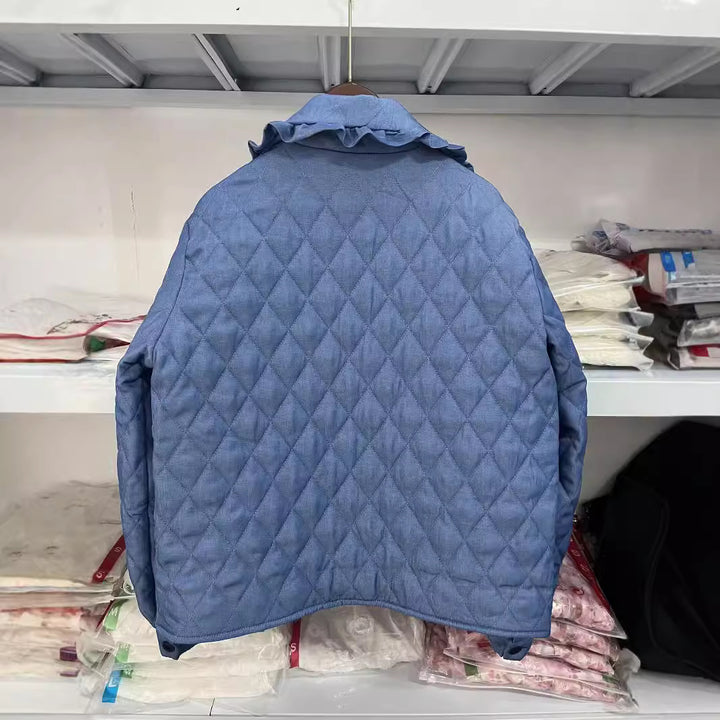 Femme quilted oversized jakke med ruffle krave Stilla