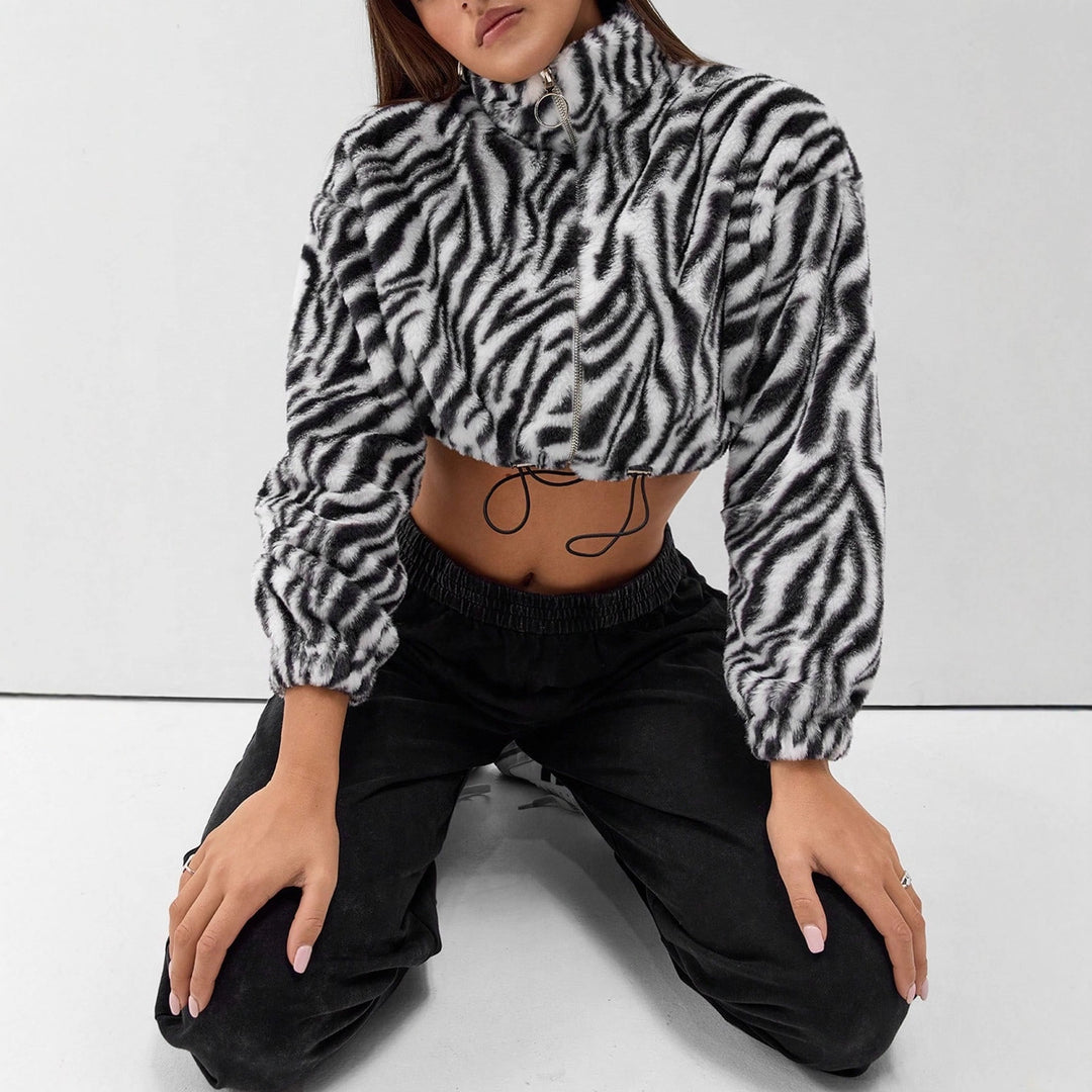 Kvindernes cropped fleecejakke med moderne zebra design og elastiske manchetter Stilla