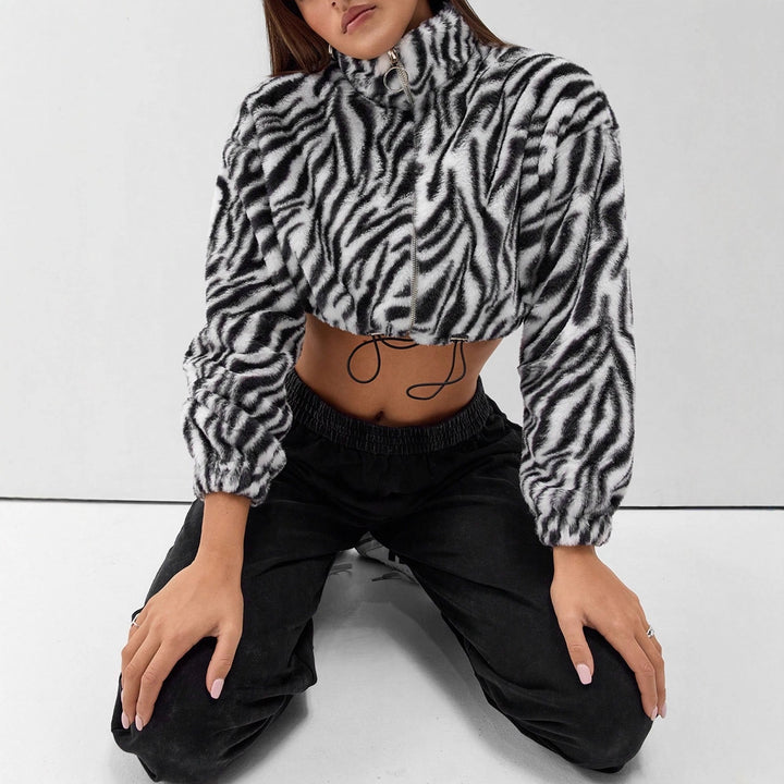 Kvindernes cropped fleecejakke med moderne zebra design og elastiske manchetter Stilla
