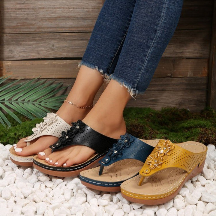 Dame mode flip-flops med florale applikationer og ergonomisk sål Stilla