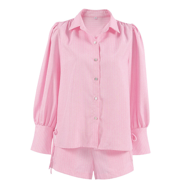 Dame sæt bestående af elegant bluse med puffærmer og korte shorts Stilla