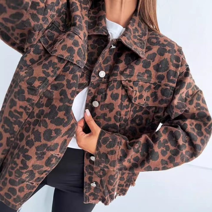 Dame jeansjakke i trendy leopardprint med frynsede afslutninger og to brystlommer Stilla