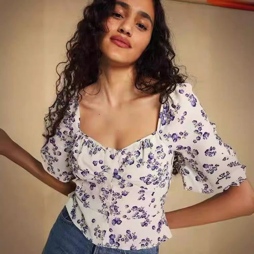 Dame bomuldsbluse med blomstermotiv og romantiske flæse detaljer Stilla