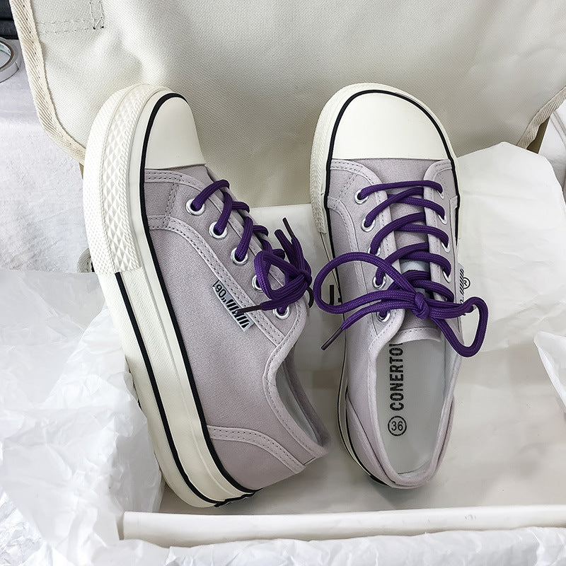 Dame Sneakers i en afslappet retro-look med kontrasterende snørebånd og opbøjelig gummisål Stilla