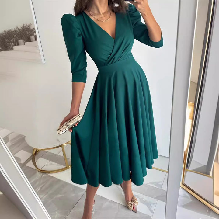 Dame wrap kjole med elegant V-hals og figursyet silhuet Stilla
