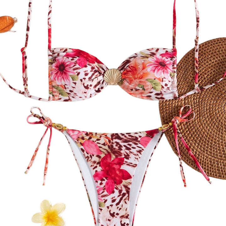 Dame bandeau-bikini med floral design og gyldne accenter Skovae