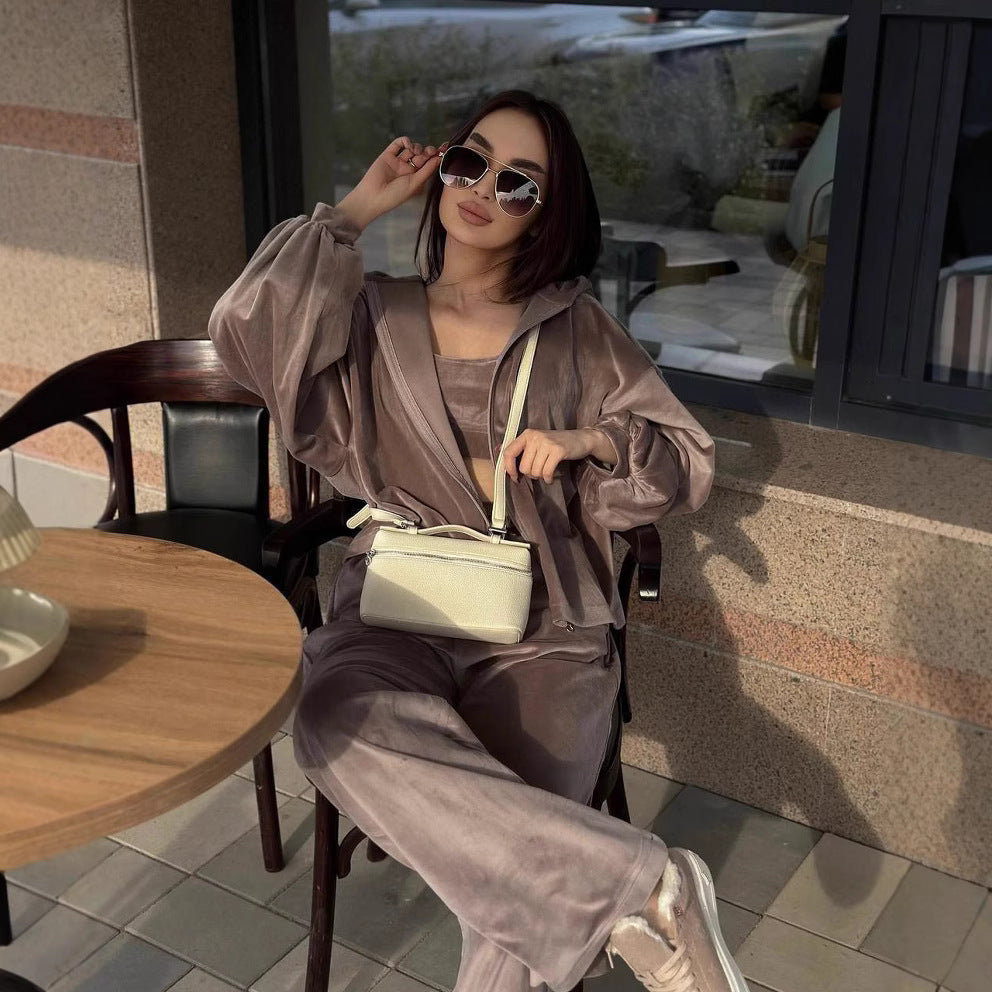 Kvinders sporty loungedragt i fløjllook med cropped top og brede bukser