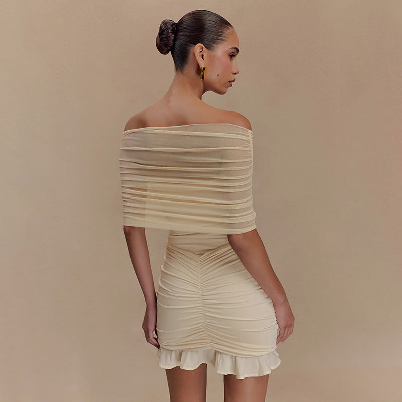 Dame forførende bodycon-kjole med off-shoulder design og ruching Skovae