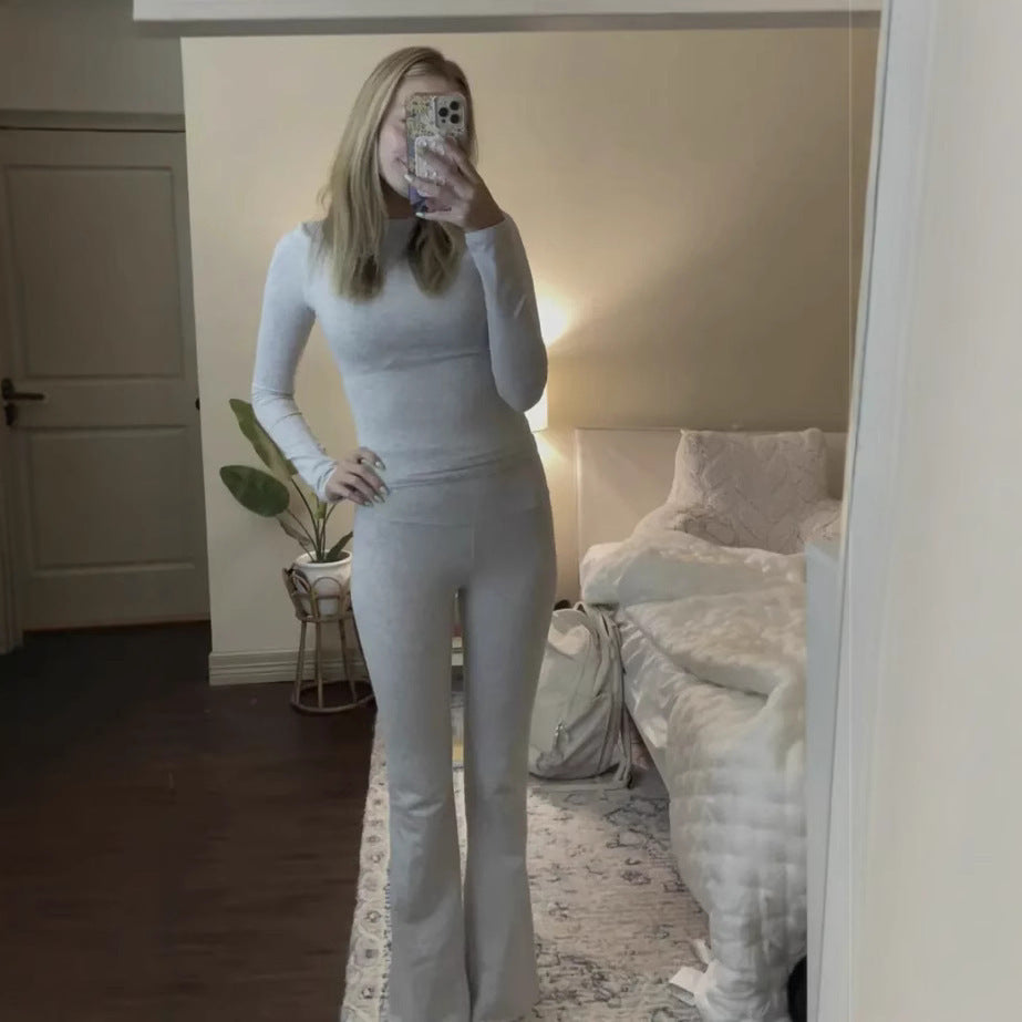 Dame figursyet strik-loungewear-sæt med udfoldede ben Stilla