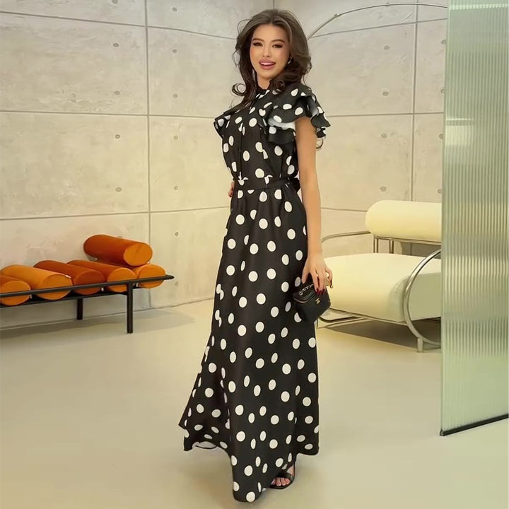 Kvinders maxikjole med voluminøse flæsedetaljer og polkaprikmønster Skovae