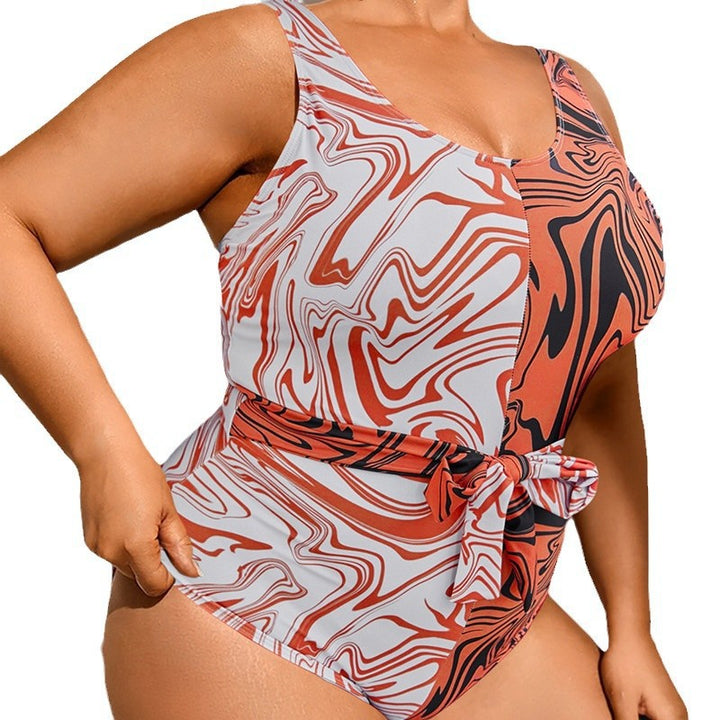 Dame one-piece badedragt med nutidigt marmorprint og elegant taljebælte Skovae