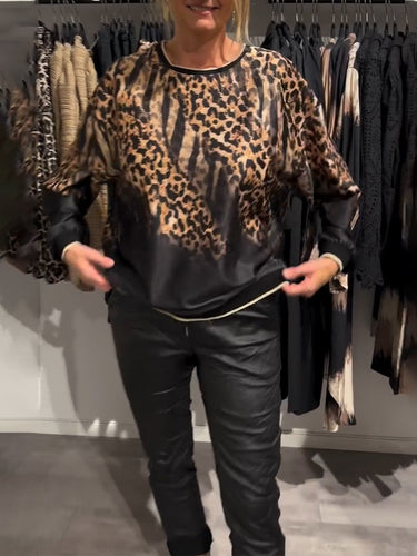 Dame top med dyreprint og elegant snit Stilla